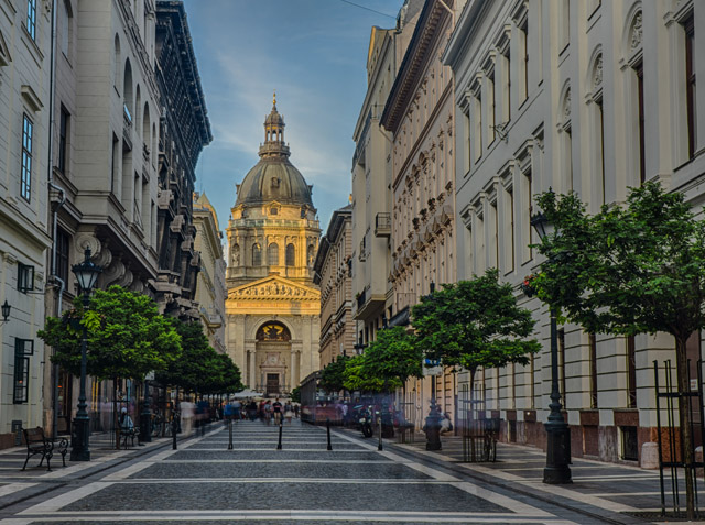 Straat in Boedapest met St Stefanusbasiliek